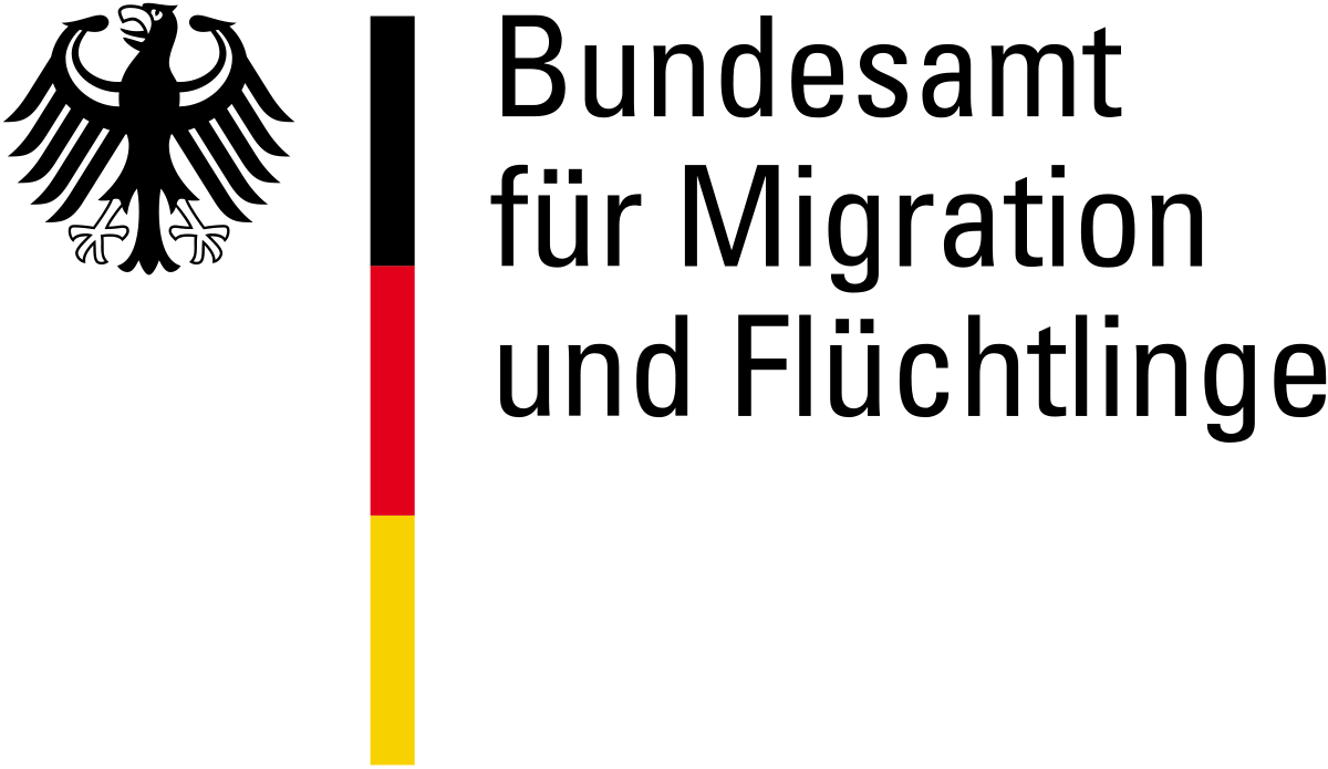 Das Logo des Bundesamts für Migration und Flüchtlinge. Links oben steht der Bundesadler, rechts daneben eine Trennlinie in Deutschlandfarben. Rechts daneben die Wortmarke: Bundesamt (Absatz) für Migration (Absatz) und Flüchtlinge